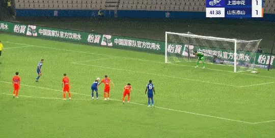 雷竞技官网-吴曦主罚点球，王大雷扑对方向皮球依旧进网，申花2-1